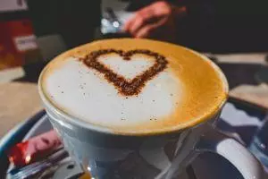 Ein Ritual in der Beziehung kann es sein, jeden Tag zusammen Kaffee zu trinken. Auch mit Ritualen kannst du in der Coronakrise einer Beziehungskrise vorbeugen.